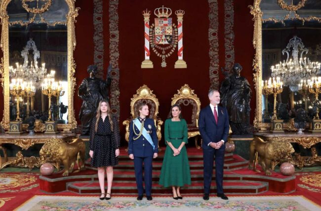 Leonor y Sofía brillan en el Palacio Real