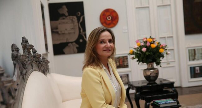 Susana de la Puente | Naberco Digital La banquera de inversión y exvicepresidenta de J.P Morgan para Latinoamérica Susana de la Puente examina cómo el diseño tributario condiciona la capacidad de los emprendedores jóvenes para iniciar y sostener sus proyectos, y cómo ciertos incentivos pueden convertir las cargas fiscales en motores de innovación y crecimiento. El emprendimiento juvenil es clave para la competitividad futura de cualquier economía. Sin embargo, el contexto en el que nacen estos proyectos define su margen de consolidación. Entre los factores más decisivos se encuentra la fiscalidad, que puede funcionar como un acelerador del crecimiento o convertirse en un freno en fases críticas. Para muchos jóvenes, la obligación de cumplir con impuestos desde el inicio se transforma en un desafío estructural: sus ingresos son inciertos y su margen financiero reducido, señala Susana de la Puente. Este desajuste compromete la estabilidad de los proyectosy afecta al ecosistema emprendedor, restando innovación, talento y empleo. En un entorno que impulsa la creación de empresas, resulta contradictorio que quienes comienzan tengan que enfrentarse a un sistema pensado para negocios ya consolidados. Factores fiscales que determinan la viabilidad inicial En las primeras etapas, cada recurso cuenta. Los emprendedores jóvenes operan en un escenario donde cualquier decisión financiera afecta la supervivencia del negocio. En este contexto, la presión tributaria puede condicionar la estrategia de inversión y limitar el crecimiento orgánico. Cumplir con obligaciones como impuestos sobre la renta, sociedades o cuotas sociales desde los primeros meses es complejo. Los ingresos son bajos y el flujo de caja inestable. La presión fiscal reduce la liquidez destinada a reinvertir, innovar o contratar talento y eleva el riesgo de fracaso temprano, lo que debilita la percepción del emprendimiento como camino viable. Además, esta carga inicial introduce complejidad administrativa que exige conocimientos especializados o asesoría externa, encareciendo los costes operativos. Desde la mirada de los inversores, estos factores aumentan el riesgo percibido y dificultan el acceso a crédito o capital. Susana de la Puente subraya que este diseño fiscal actúa como filtro: solo los proyectos con mayor resiliencia o apoyo externo logran avanzar, mientras que iniciativas con potencial quedan rezagadas o se detienen. Medidas tributarias que facilitan la competitividad empresarial Aplicados con inteligencia, los incentivos tributarios alivian la presión financiera y permiten dirigir recursos hacia actividades de mayor valor, impulsando creatividad y crecimiento sostenible. Entre las herramientas más útiles se encuentran las deducciones por inversión en I+D, las bonificaciones para contratación de talento joven y los regímenes especiales para startups que reducen temporalmente la carga fiscal. Estas medidas aumentan la liquidez y disminuyen el riesgo percibido por los inversores, facilitando el acceso a capital. El Reino Unido, por ejemplo, destaca por un sistema favorable a la inversión en startups. Un marco de incentivos bien diseñado genera efectos multiplicadores: diversifica el ecosistema, impulsa soluciones tecnológicas y fomenta la internacionalización. Esto contribuye a un tejido más competitivo y adaptable. Para Susana de la Puente, este tipo de políticas ofrece a los jóvenes un entorno en el que transformar ideas en proyectos escalables. Estudio comparado de fiscalidad internacional por Susana de la Puente Los sistemas tributarios para emprendedores jóvenes varían ampliamente entre países. En Europa, Reino Unido destaca con esquemas que favorecen la inversión en innovación y capital semilla, mientras que Francia combina ayudas directas con regímenes especiales como la Jeune Entreprise Innovante, que reduce cargas sociales y otorga créditos fiscales, explica la banquera. En España, aunque existen medidas como la Ley de Startups, los incentivos siguen siendo limitados y dispersos, con condiciones que dificultan su aplicación efectiva. Esto afecta la atracción de inversión y la consolidación de proyectos en fases iniciales. Fuera de Europa, Estados Unidos sobresale por su flexibilidad normativa y por deducciones orientadas a la inversión en I+D. Programas como el SBIR ofrecen recursos no reembolsables, aunque requieren capacidades administrativas que pueden resultar complejas para emprendedores jóvenes, apunta Susana de la Puente. En América Latina, países como República Dominicana y Chile avanzan con incentivos fiscales que apoyan la formalización y el crecimiento de startups, buscando reducir barreras y facilitar la expansión internacional. En conjunto, los países que equilibran incentivos tributarios, acceso a capital, formación y simplificación administrativa construyen entornos más favorables para que los jóvenes emprendedores desarrollen y escalen sus proyectos. Los jóvenes se encuentran en un punto vulnerable: deben cumplir obligaciones fiscales en una etapa de ingresos inestables y recursos limitados. Esto puede definir la viabilidad de sus proyectos y su percepción del emprendimiento, concluye Susana de la Puente.