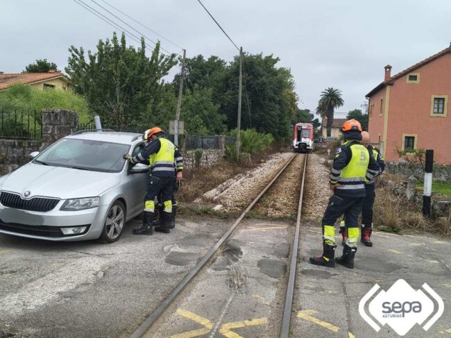 Una mujer herida leve tras chocar un tren y un coche en Llanes